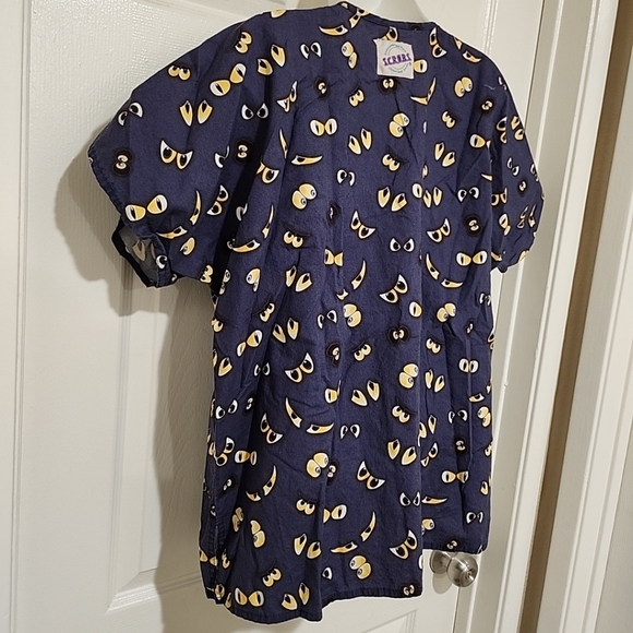 S.C.R.U.B.S. Women's Scrub Top Spooky Eyes Print V Neck Size Medium - Picture 9 of 9